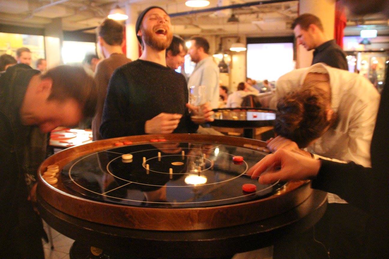 Hvordan spille Crokinole?-Spilleregler-Kvalitetstid.no