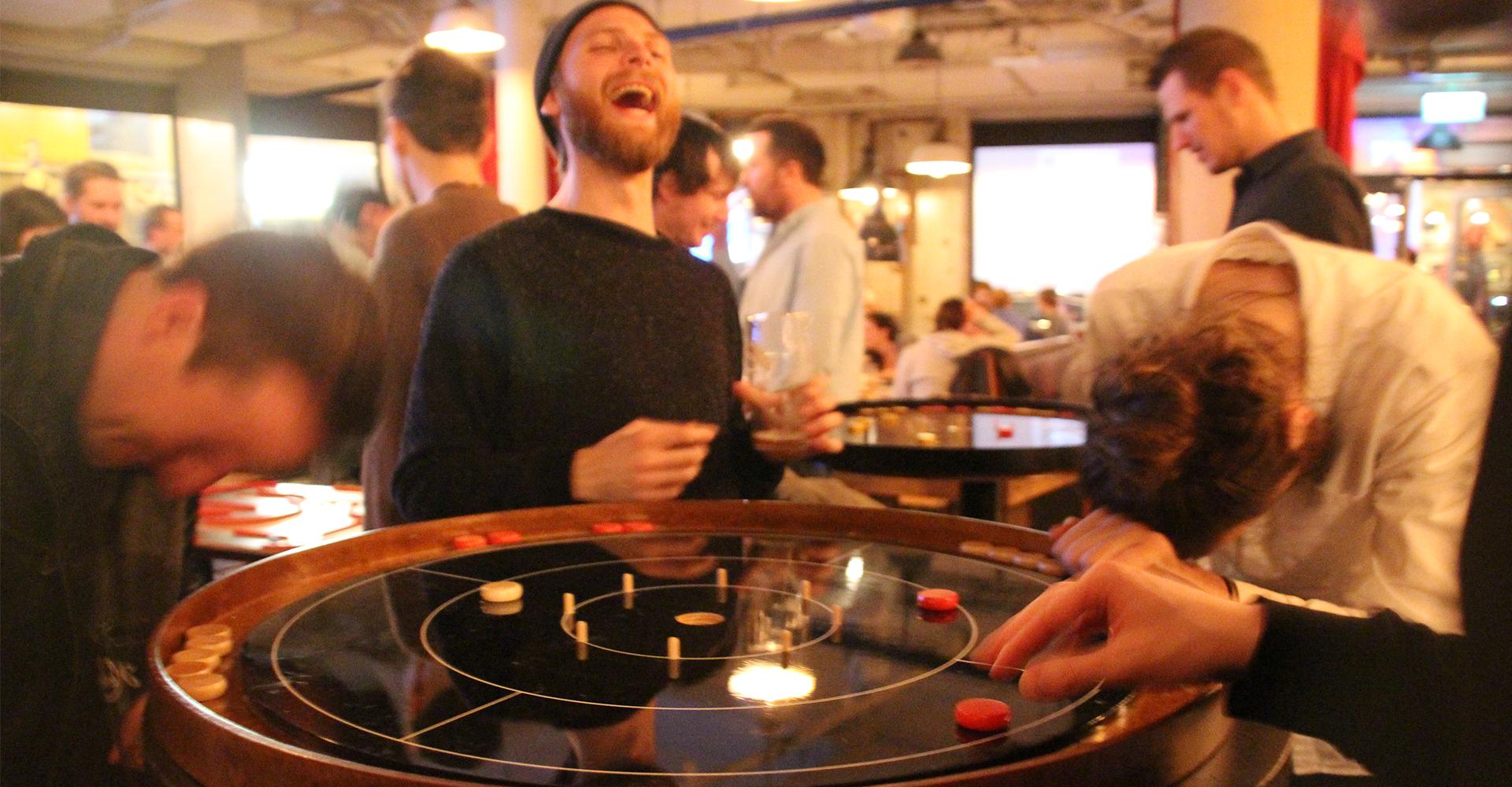 Crokinole-feberen herjer – hva er crokinole og hvorfor elsker så mange spillet?-Mer Kvalitetstid-Kvalitetstid.no