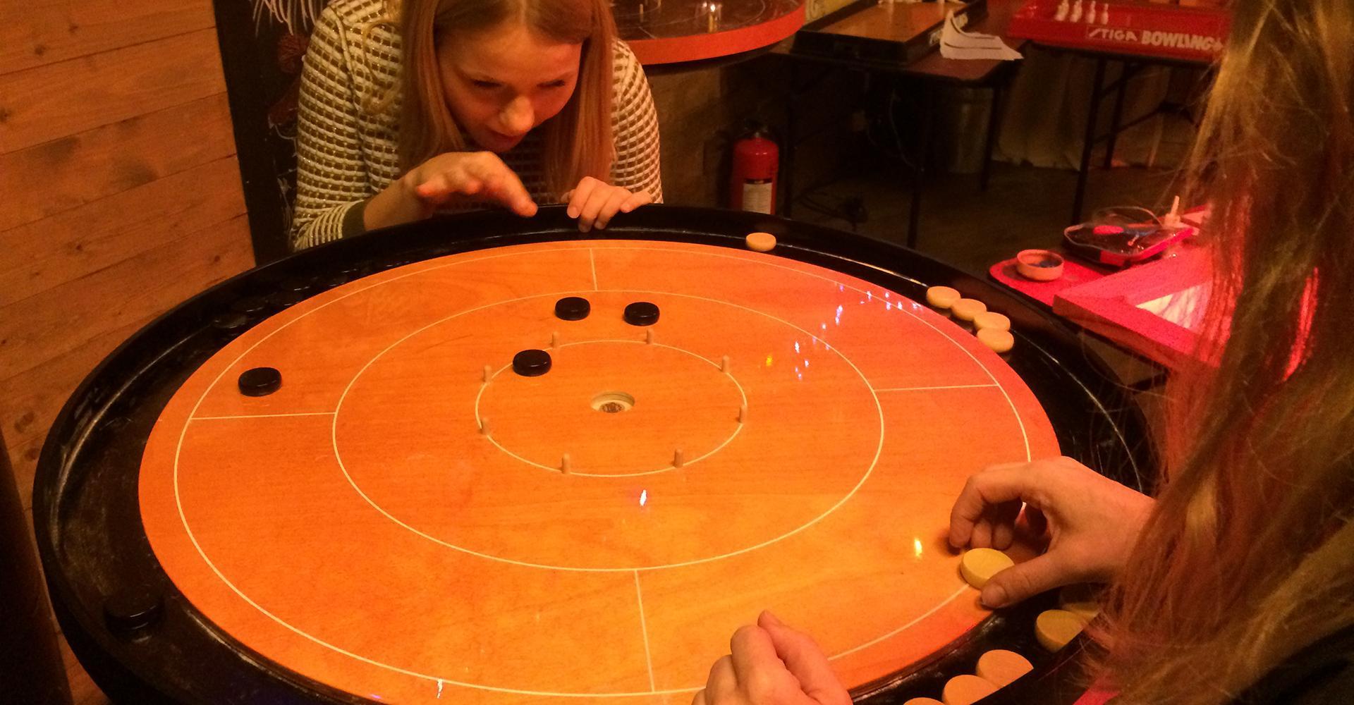 Crokinole – brettspill i tre og tilbehør