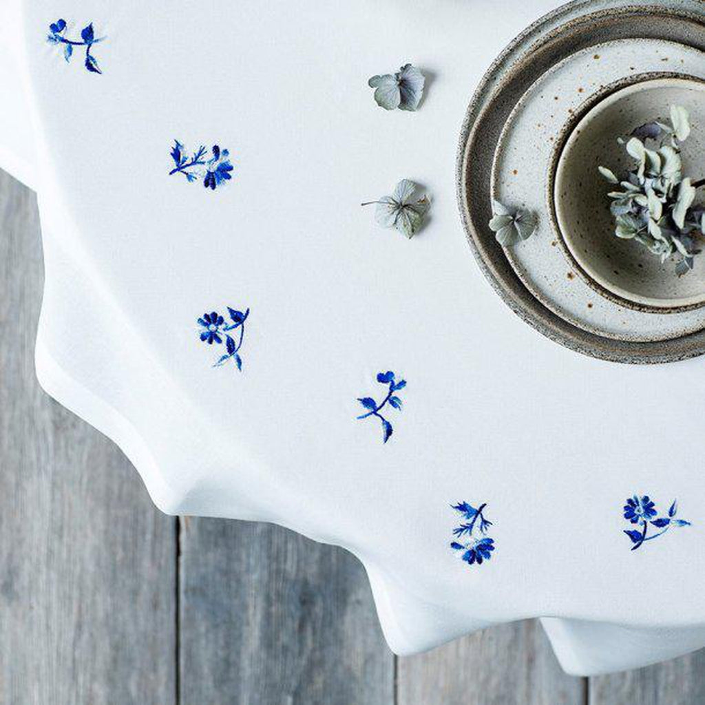 Rund duk med blå blomster - ekte flaggduk-Duker-Langkilde & Søn-Kvalitetstid AS