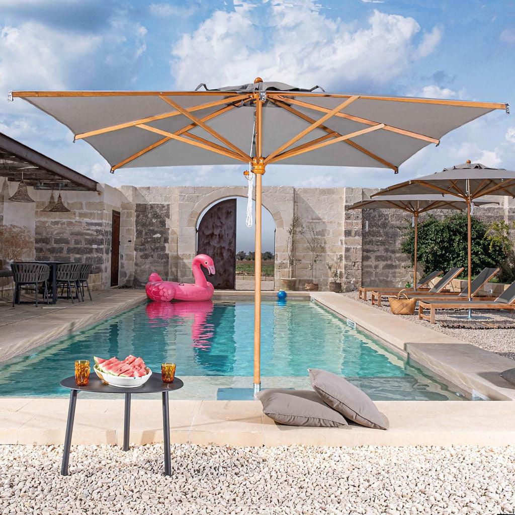 Parasoll Palladio firkantet | Midtstilt stang i tre-Parasoller-Scolaro-2x2-Natur-Med volanger-Kvalitetstid AS