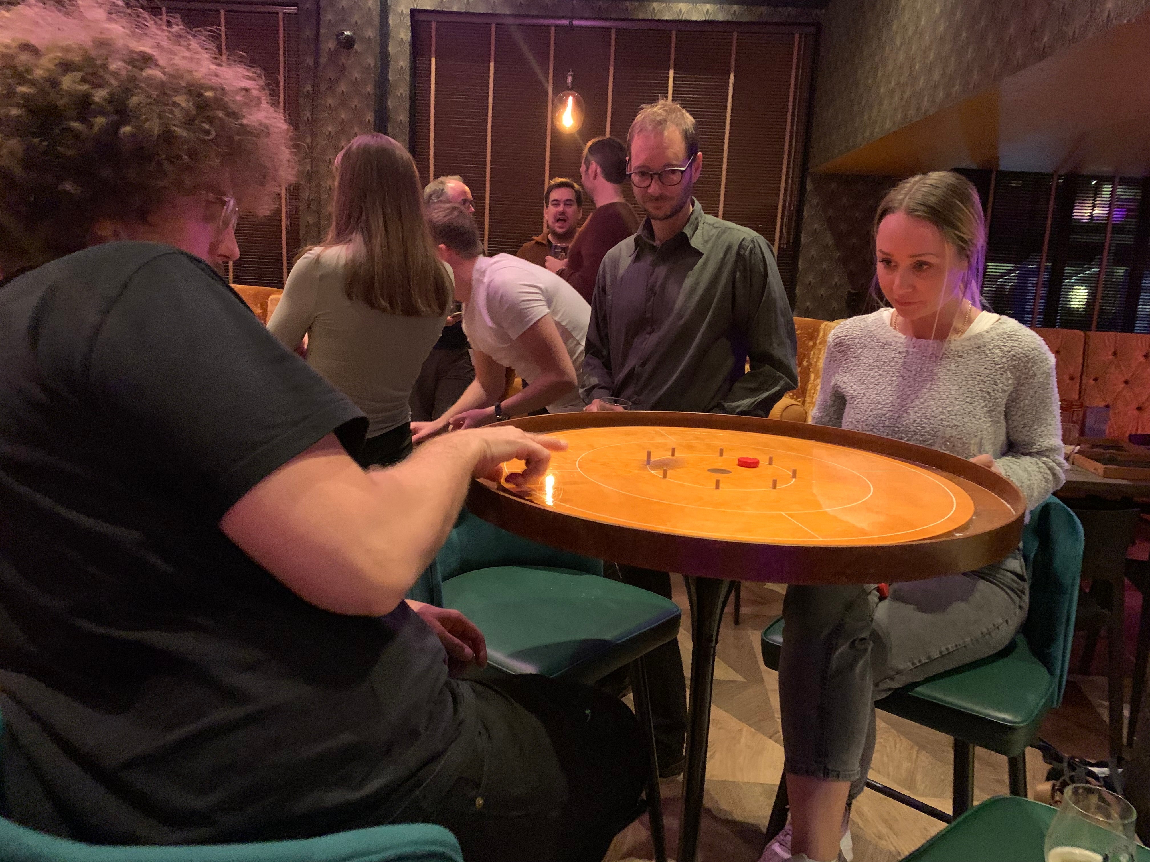 Crokinole spilleregler – slik spiller du crokinole-Spilleregler-Kvalitetstid.no