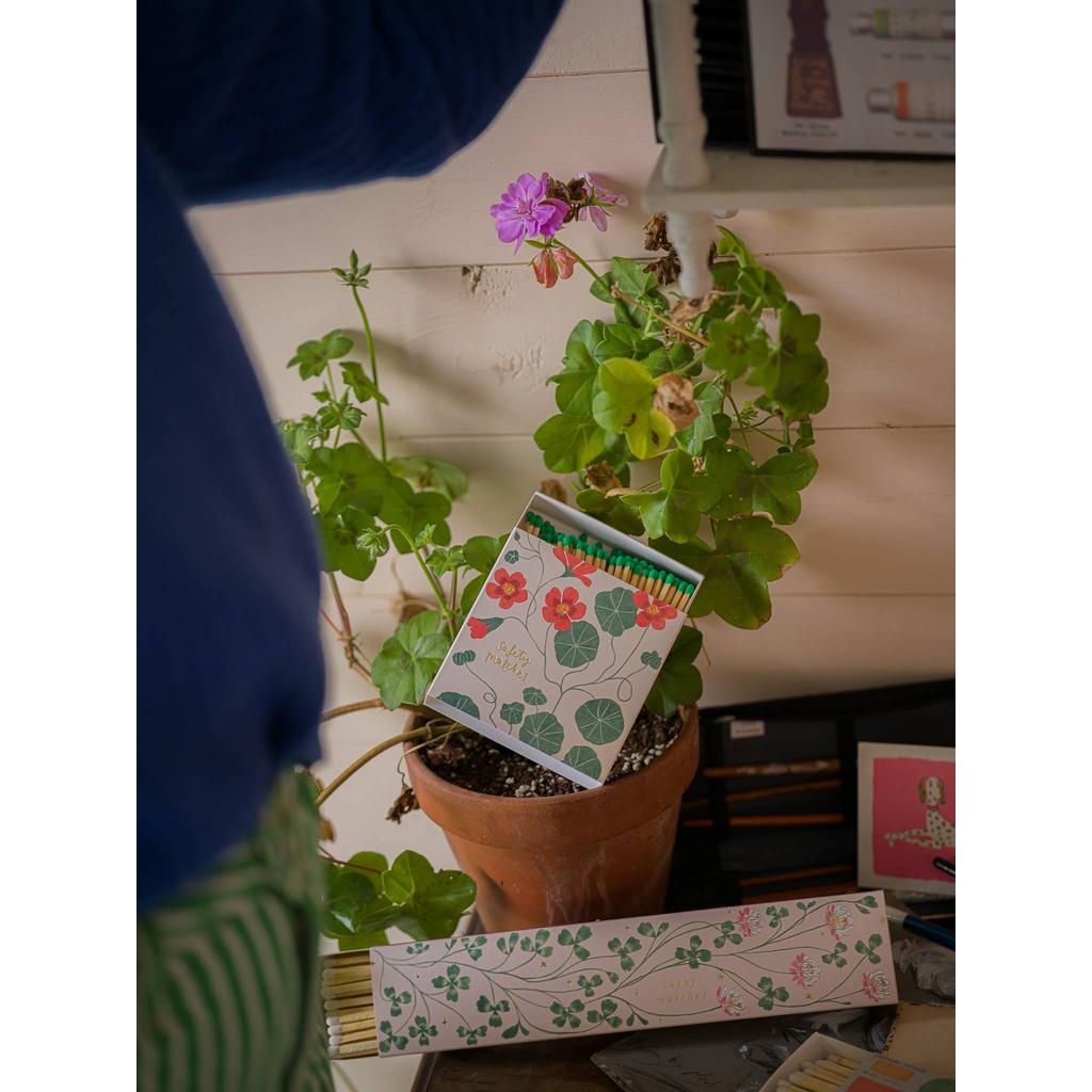 Nasturtium Fyrstikker I Firkantet Eske Med Grønne Blad Og Rosa Blomster Sikkerhetsfyrstikker 125 Stk-Archivist Gallery | Europe-Kvalitetstid AS