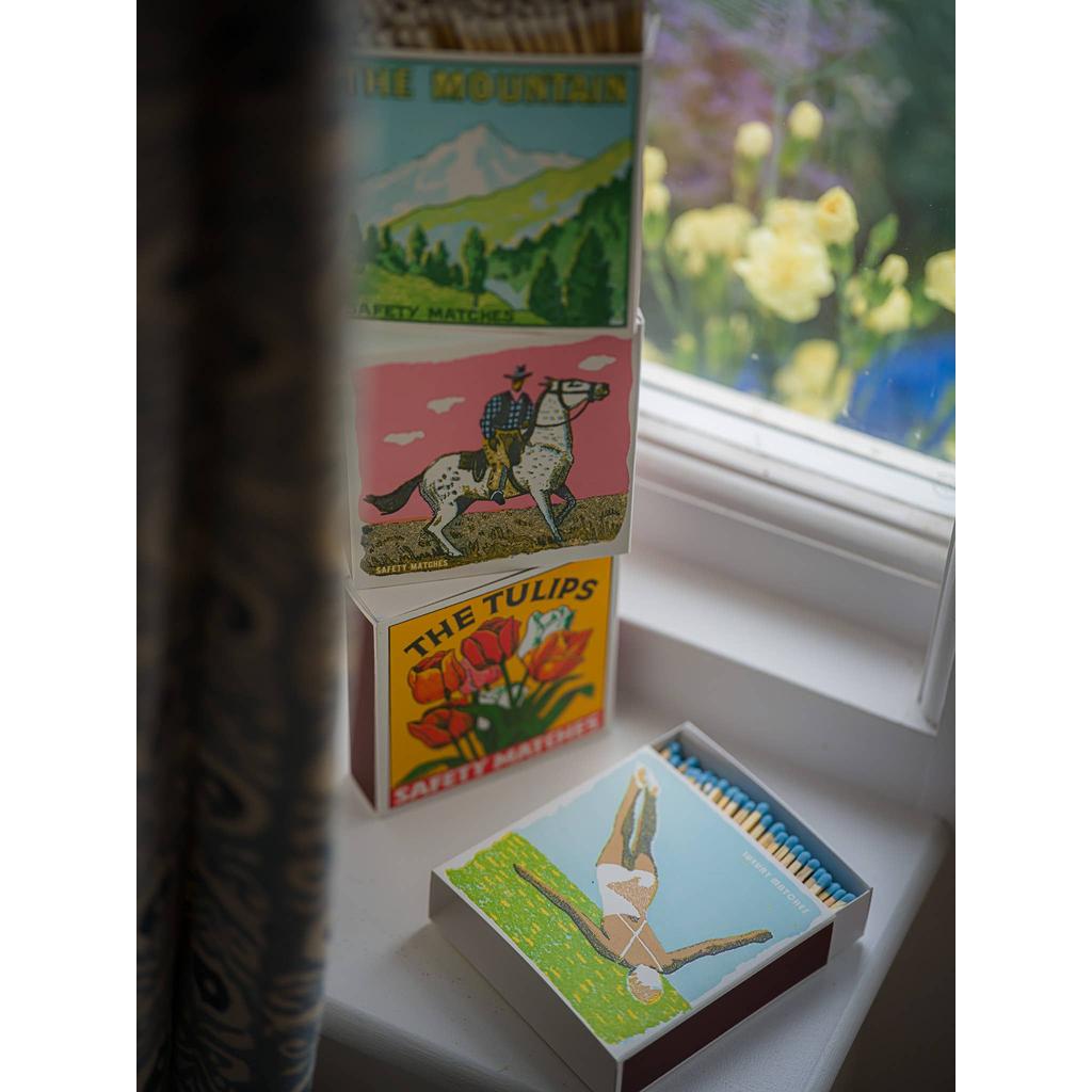 The Tulips Firkantet Fyrstikkeske Safety Matches Med 125 Fyrstikker Fargerike Tulipaner På Gul Bakgrunn-Archivist Gallery | Europe-Kvalitetstid AS