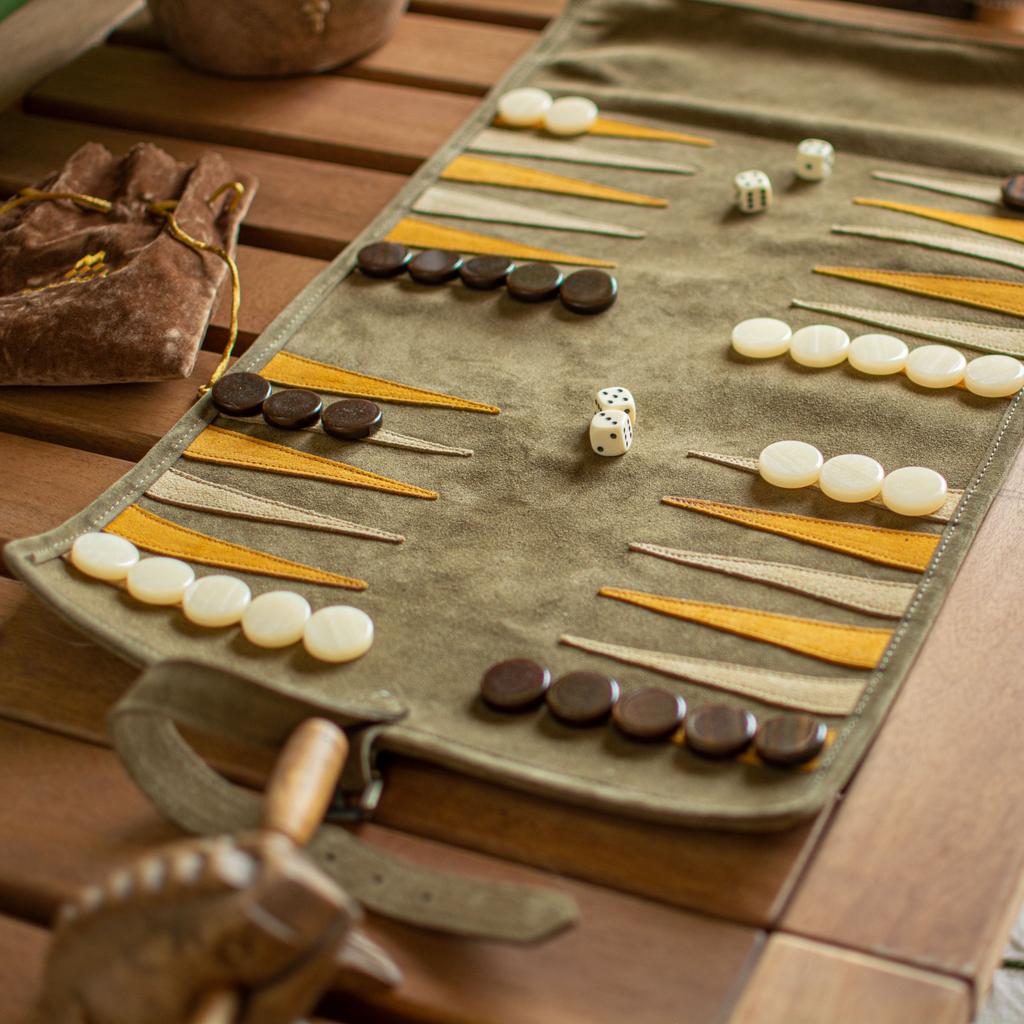 Roll-Up Backgammon | Semsket Skinn | Khaki-Backgammon-Manopoulos-Kvalitetstid AS