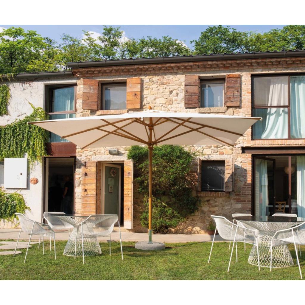 Parasoll Palladio firkantet | Midtstilt stang i tre-Parasoller-Scolaro-2x2-Natur-Med volanger-Kvalitetstid AS