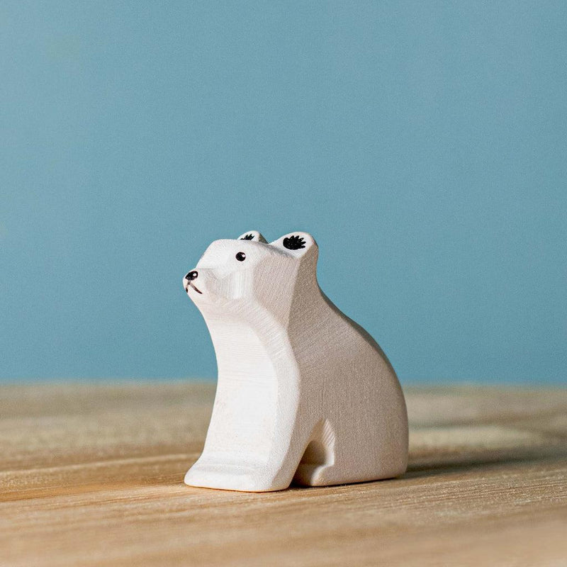 Trefigur - Isbjørnunge sittende-Trefigur-Bumbu Toys-Kvalitetstid AS
