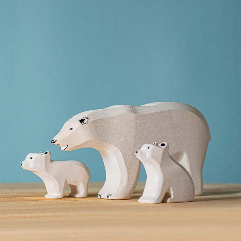 Trefigur - Isbjørnunge sittende-Trefigur-Bumbu Toys-Kvalitetstid AS