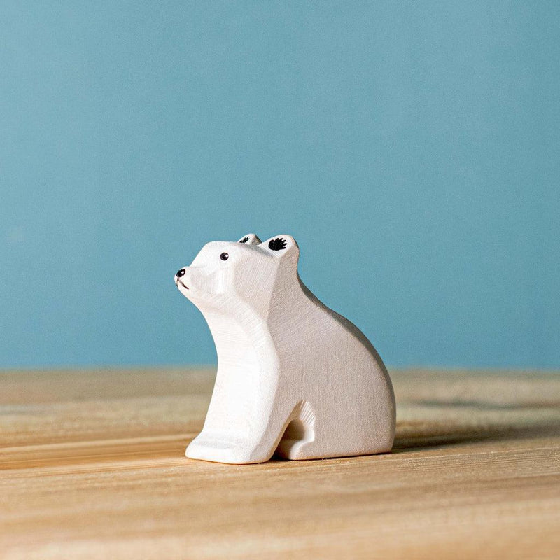Trefigur - Isbjørnunge sittende-Trefigur-Bumbu Toys-Kvalitetstid AS