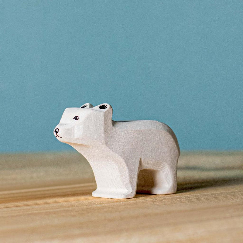 Trefigur - Isbjørnunge stående-Trefigur-Bumbu Toys-Kvalitetstid AS