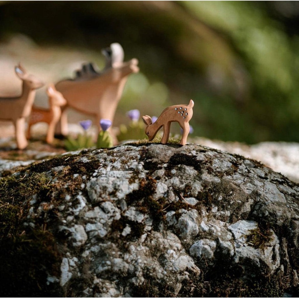 Trefigur - Rådyr kalv spisende-Trefigur-Bumbu Toys-Kvalitetstid AS