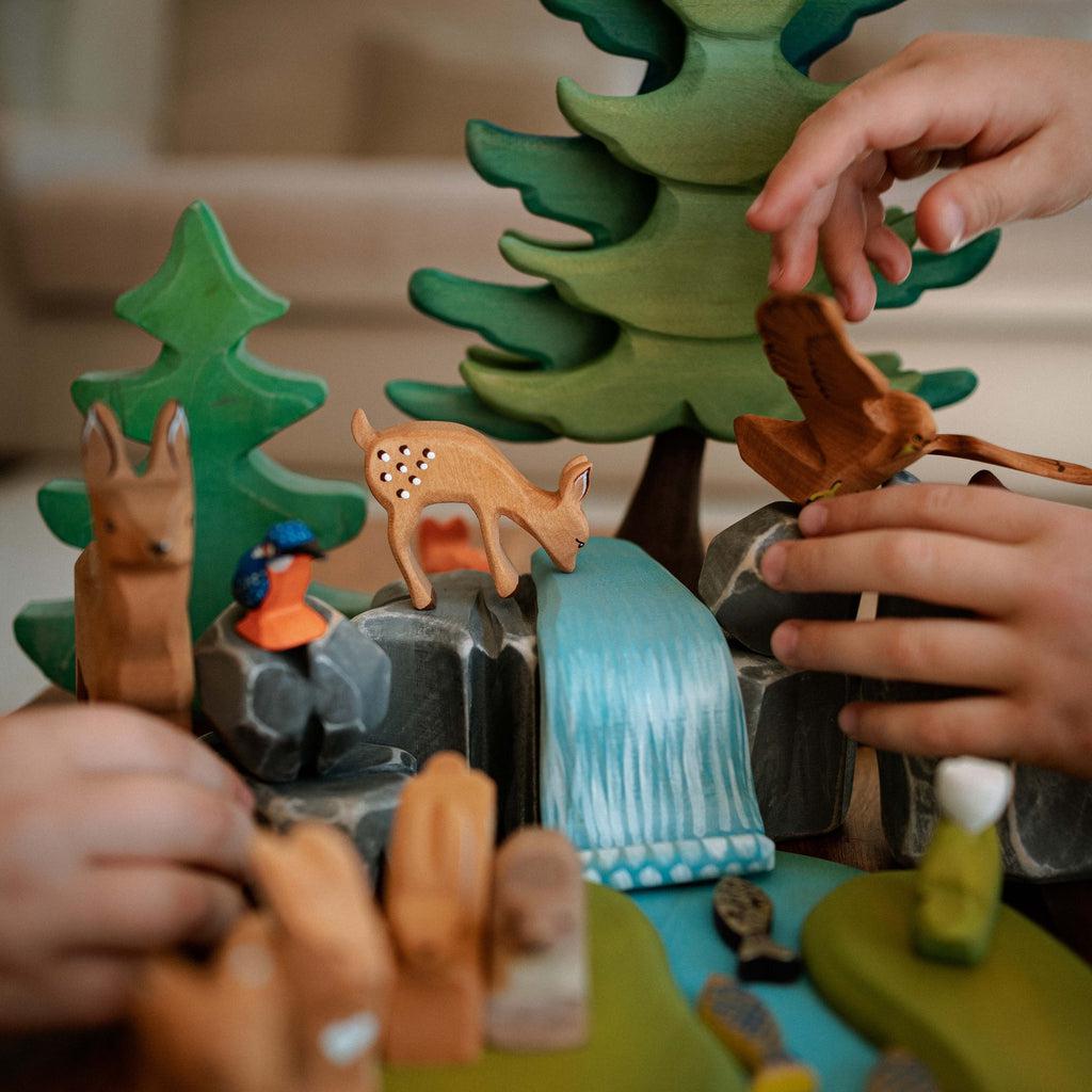 Trefigur - Rådyr kalv spisende-Trefigur-Bumbu Toys-Kvalitetstid AS