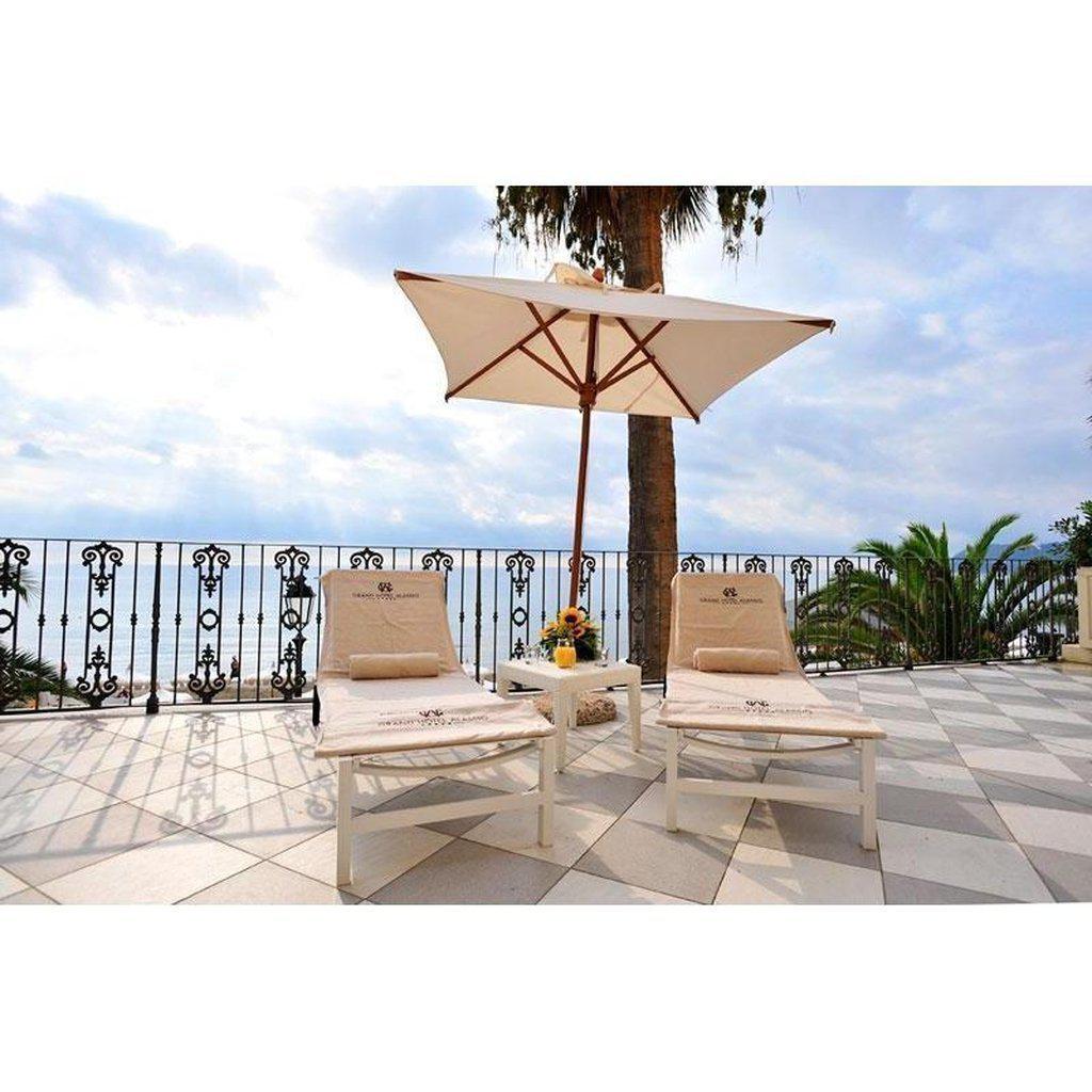 Parasoll Palladio firkantet | Midtstilt stang i tre-Midtstilte parasoller-Scolaro-2x2-Natur-Med volanger-Kvalitetstid AS