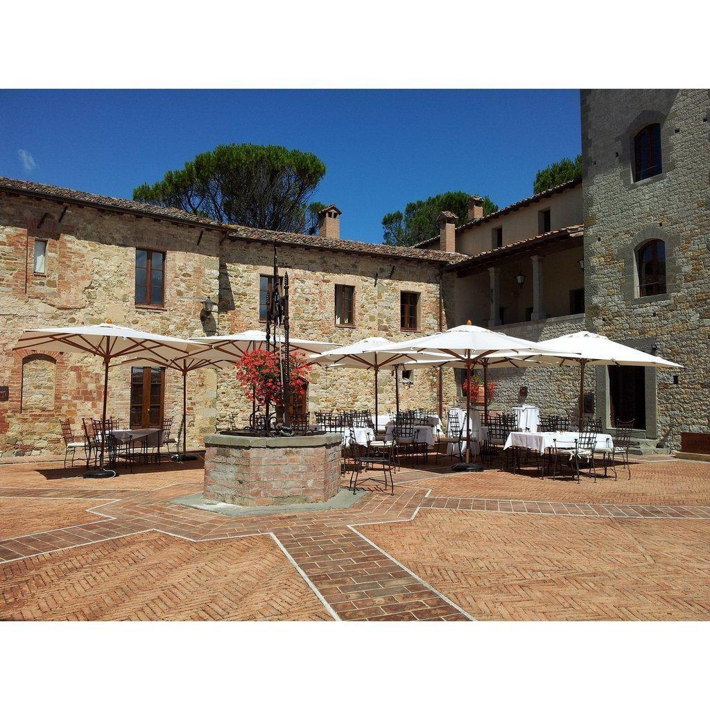 Parasoll Palladio firkantet | Midtstilt stang i tre-Midtstilte parasoller-Scolaro-2x2-Natur-Med volanger-Kvalitetstid AS