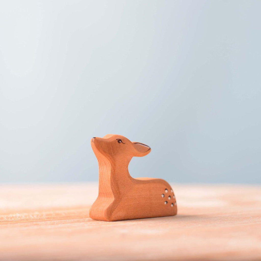 Trefigur - Rådyr kalv liggende-Trefigur-Bumbu Toys-Kvalitetstid AS
